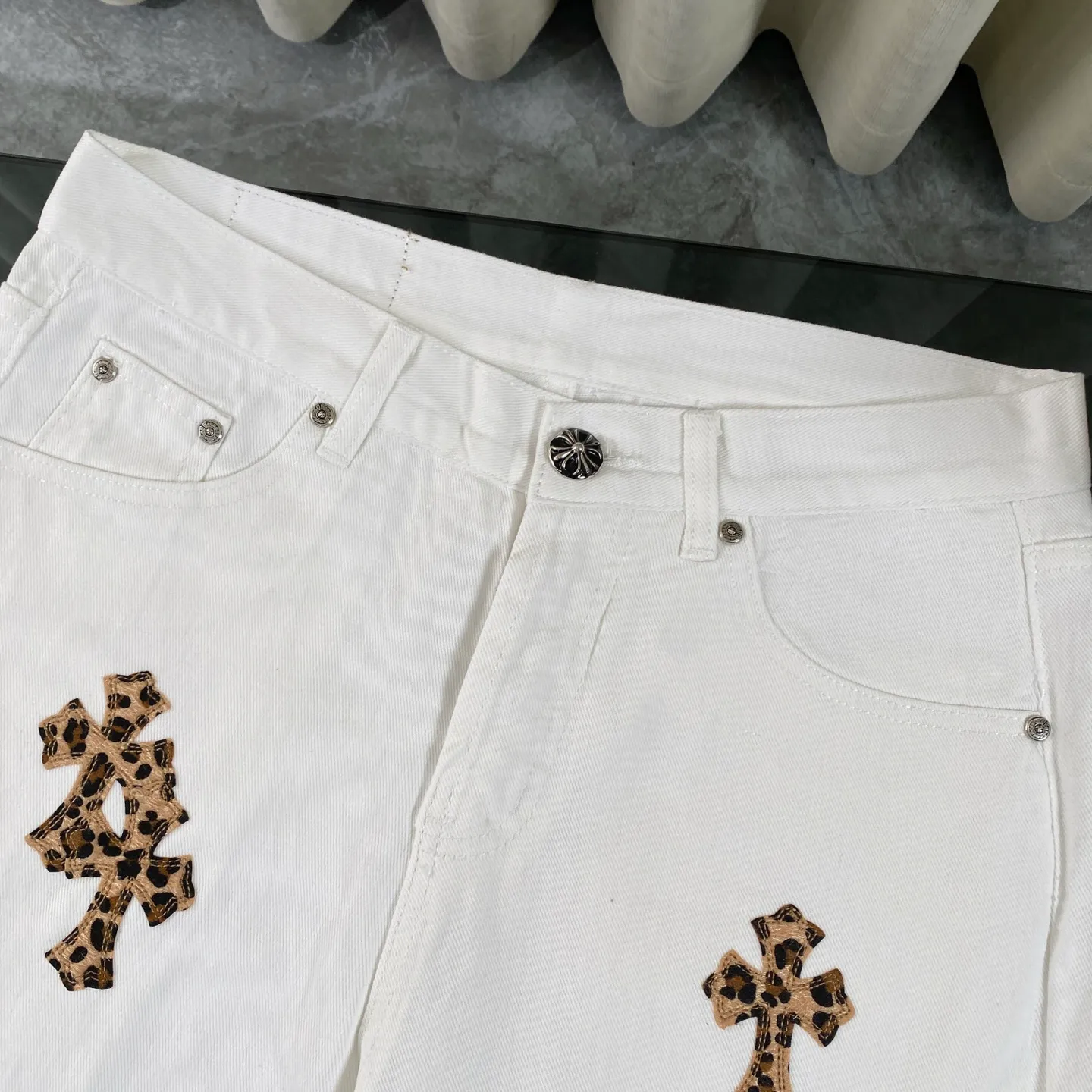 P240 chrome hearts new leopard print cross patch leather white jeans vi Top heavy industry fashionable design] Consistent high street luxury style creation. Speaking of this style, the Zangyin family and GU family are definitely the leading representative brands. Especially the Zangyin family has really achieved a state-of-the-art effect in creating high street style. The unique washed material is used to create this style. The color system is quite eye-catching. After it is decorated with patchwork cross flowers, it cleverly highlights the charm of the brand. Secondly, this style uses classic The classic high-waist cutting design highlights the long legs and fashionable temperament of the upper body. The brand is highly recognizable and the slim fit configuration is more suitable for daily wear. It is a product that interprets personality, fashion, and specifications at a glance. This single product is enough to make any fan excited. It can be a white T-shirt for youthful preppy style, or a tight suspender for lady style. It has strong matching ability and can be easily controlled by men.  [Materials and craftsmanship] Needless to say, this point goes without saying. As an excellent craftsman brand, Zangyin’s requirements for details and craftsmanship are really perfect. The washed color of this model has gone through so many processes, not to mention the embellishment of denim appliques. It is also purely hand-made and sewn. Just like what they believe in, only hand-made things have soul and have the meaning of wear. A top-notch heavy-duty fashionable denim item, I look forward to your perfect interpretation! !  Size:28-36